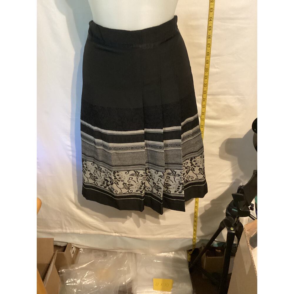 1855 H & M Stylish flared cut skirt with embroidery and pleats Size Small